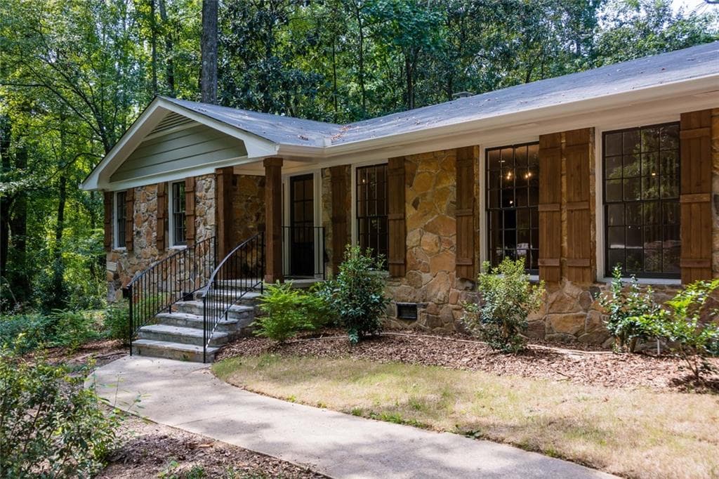 4 bedroom, 2,700 sq ft single family residence sold at 1672 Lilburn-Stone Mountain Road, Smoke Rise, GA 30087
