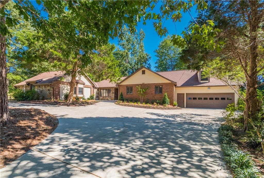 4 bedroom, 3,747 sq ft single family residence sold at 939 Pinedale Terrace, Sugar Hill, GA 30518