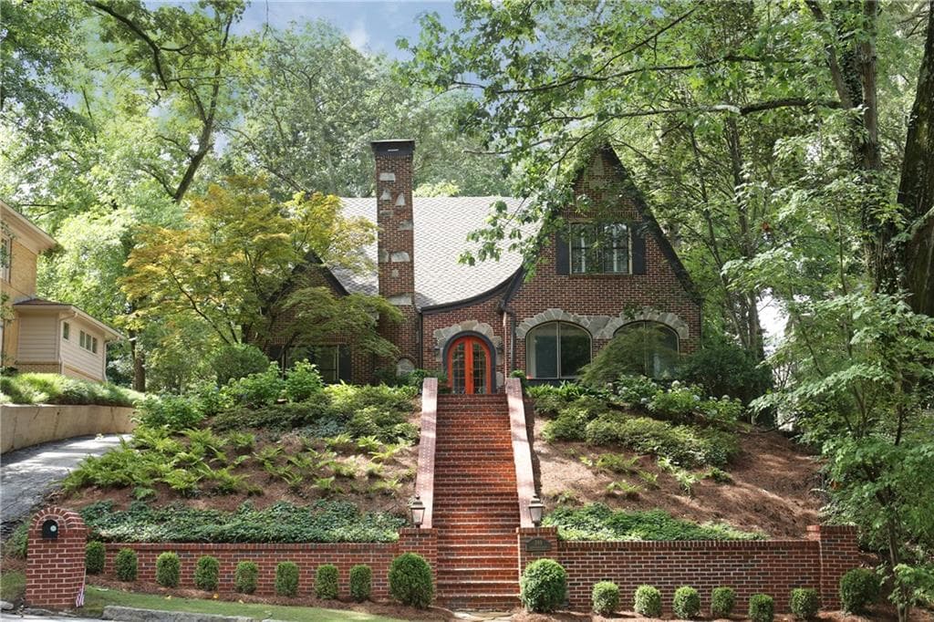 5 bedroom, 3,780 sq ft single family residence sold at 399 Brentwood Drive, Atlanta, GA 30305