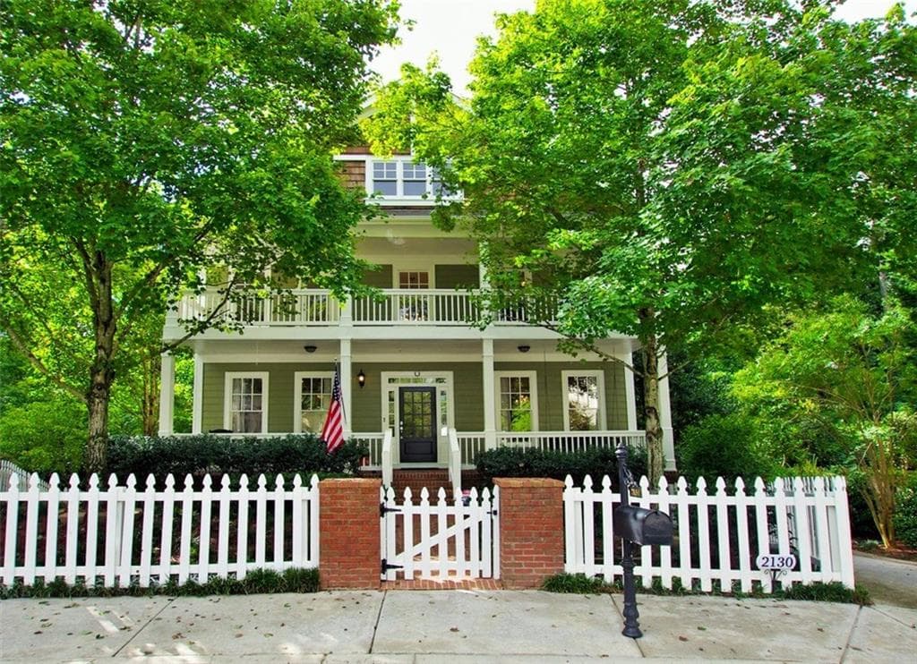 4 bedroom, 2,830 sq ft single family residence sold at 2130 Parkview Lane, Atlanta, GA 30318