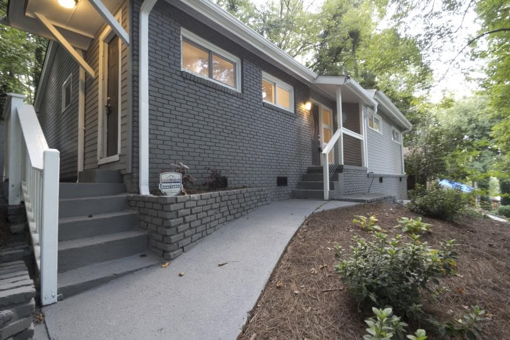 3 bedroom, 1,221 sq ft single family residence sold at 1725 Laurelwood Drive, Atlanta, GA 30311
