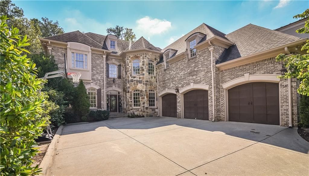 5 bedroom, 6,331 sq ft single family residence sold at 720 Glengate Place, Sandy Springs, GA 30328