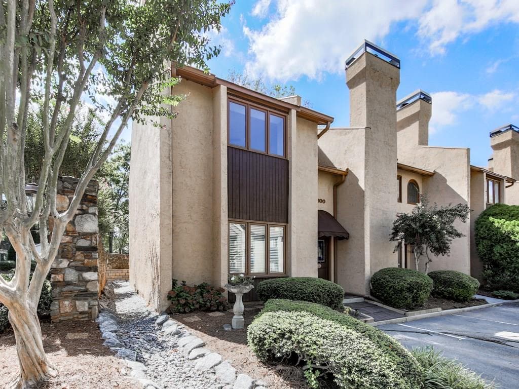 2 bedroom, 1,194 sq ft townhouse sold at 200 Roswell Landings Drive, Roswell, GA 30075