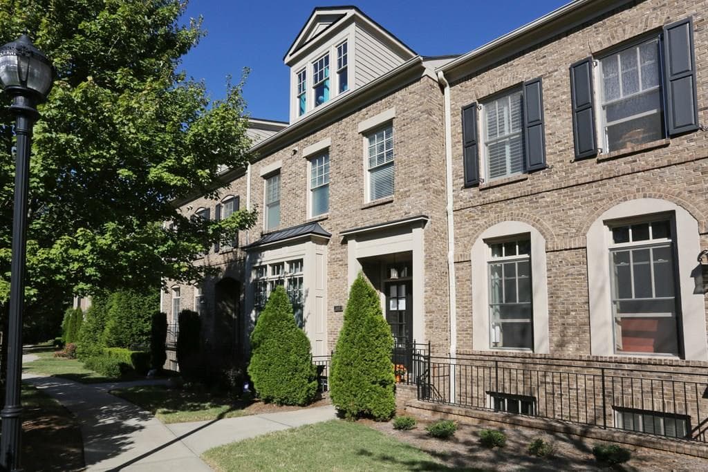 4 bedroom, 3,693 sq ft townhouse sold at 669 Lockton Place, Atlanta, GA 30342