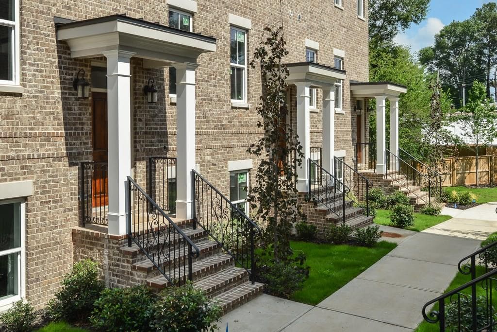 3 bedroom, 2,420 sq ft townhouse sold at 2108 Defoors Ferry Road 302, Atlanta, GA 30318