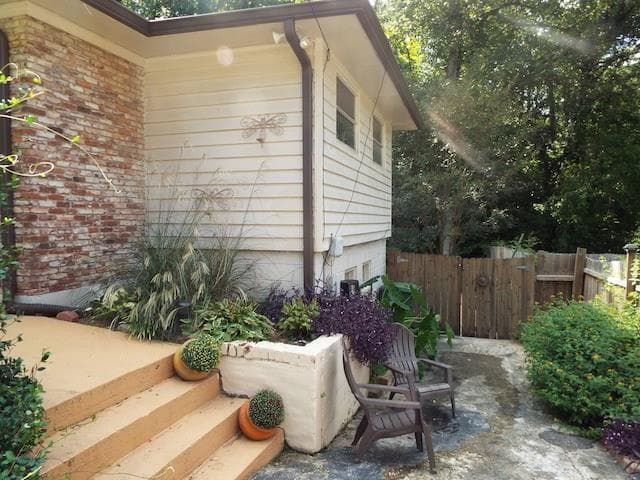 3 bedroom, 2,700 sq ft single family residence sold at 1681 Laurelwood Drive, Atlanta, GA 30311
