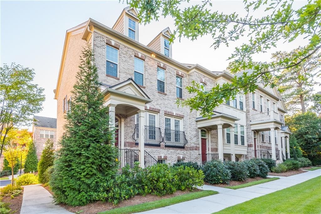 4 bedroom, 1,872 sq ft townhouse sold at 1013 E Paces Lane, Atlanta, GA 30326