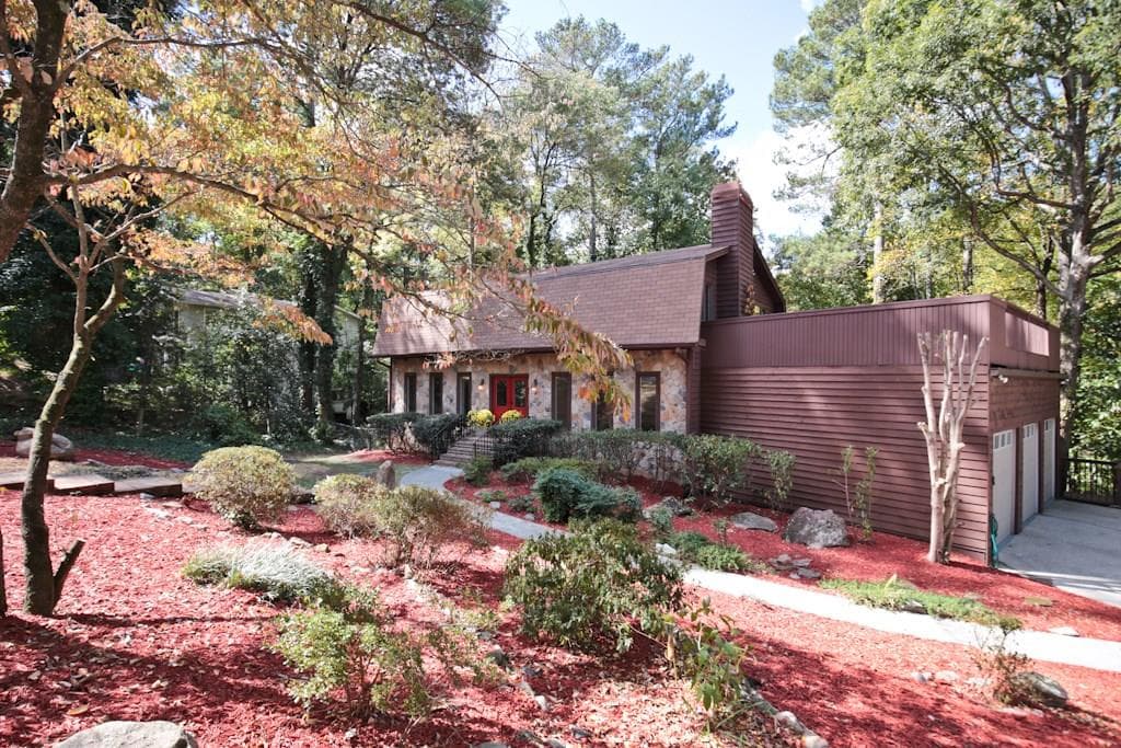 3 bedroom, 2,706 sq ft single family residence sold at 2381 Echo Drive, Atlanta, GA 30345