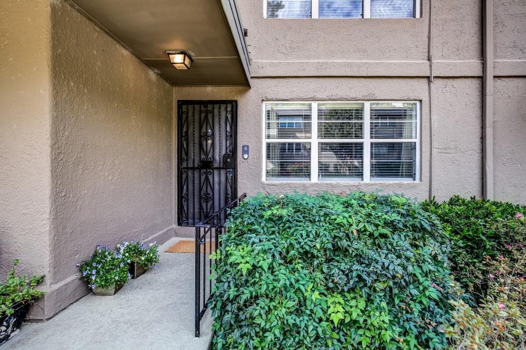 276 Lakemoore Drive B, Atlanta, GA 30342 — most recent listing photo