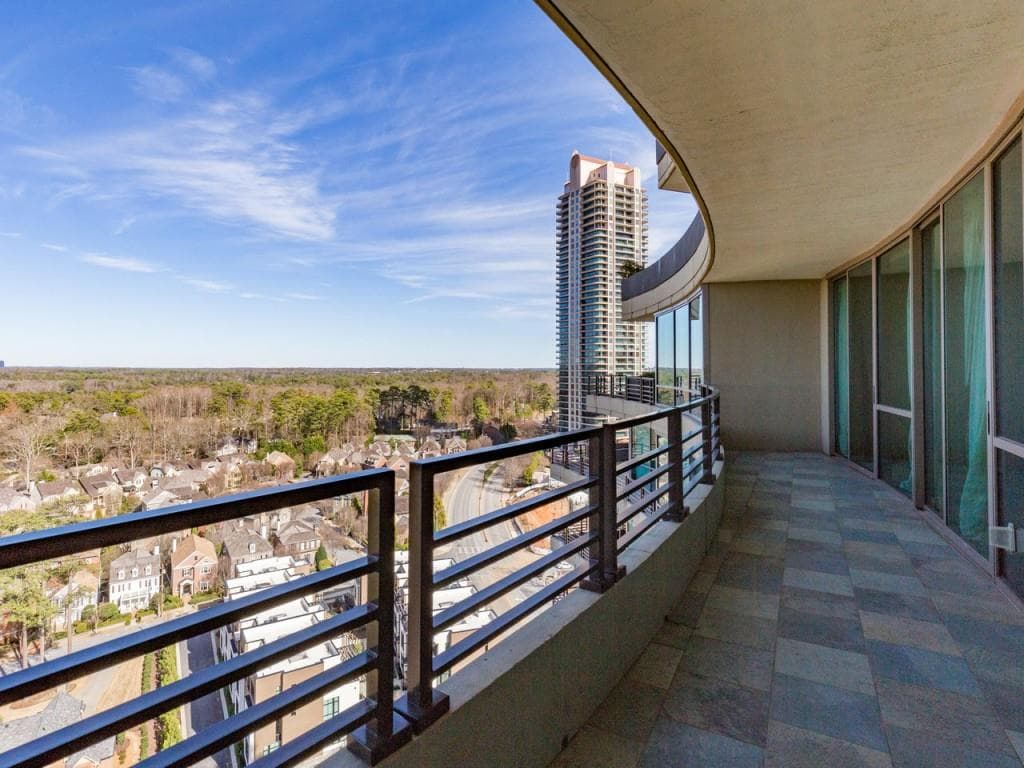 2 bedroom, 1,384 sq ft condominium sold at 700 Park Regency Place 2206, Atlanta, GA 30326