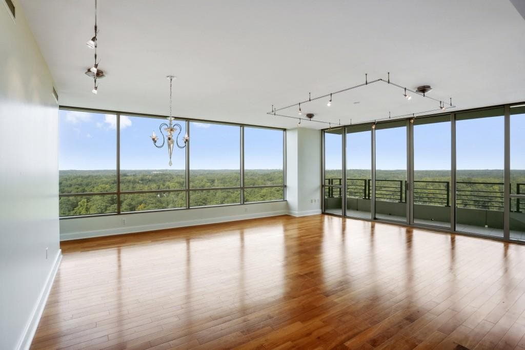 2 bedroom, 1,940 sq ft condominium sold at 700 Park Regency Place 2105, Atlanta, GA 30326
