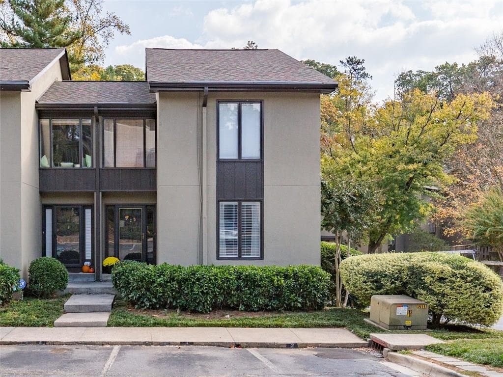 3 bedroom, 1,982 sq ft townhouse sold at 2 Ivy Ridge 2, Atlanta, GA 30342