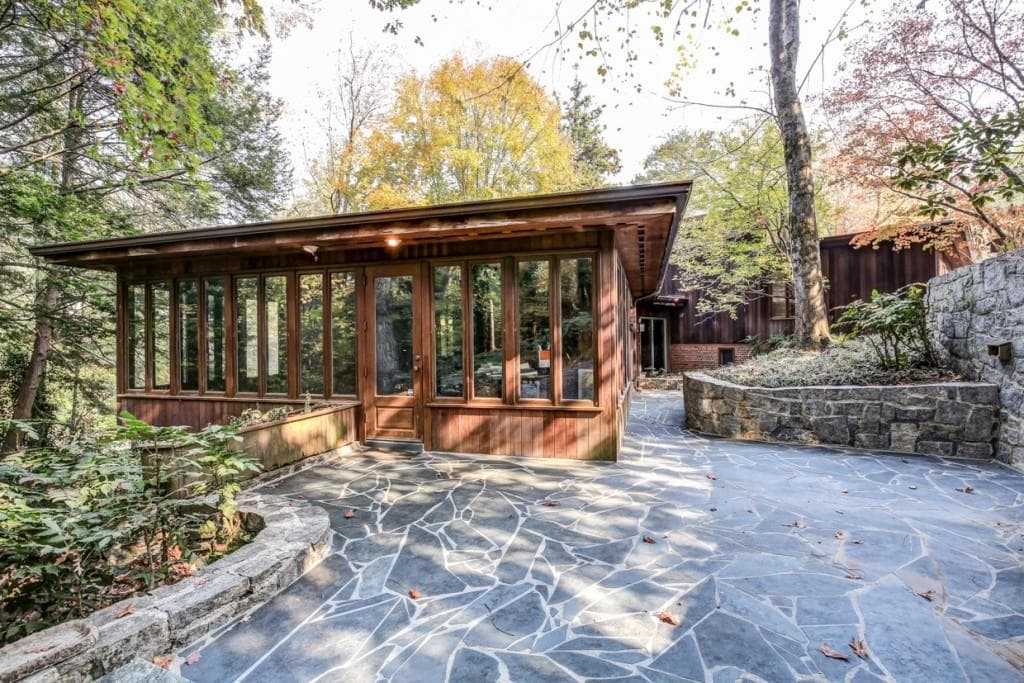 4 bedroom, 3,786 sq ft single family residence sold at 3322 Pinestream Road, Atlanta, GA 30327