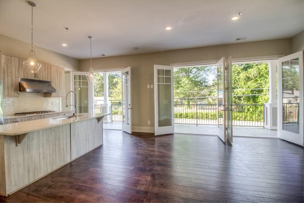2 bedroom, 1,202 sq ft condominium sold at 201 Canton Way, Roswell, GA 30075