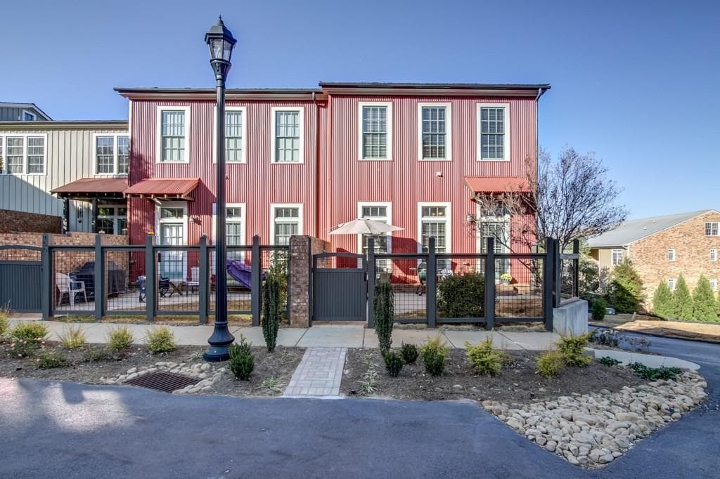 3 bedroom, 1,968 sq ft townhouse sold at 160 Vickery Falls Drive 160, Roswell, GA 30075