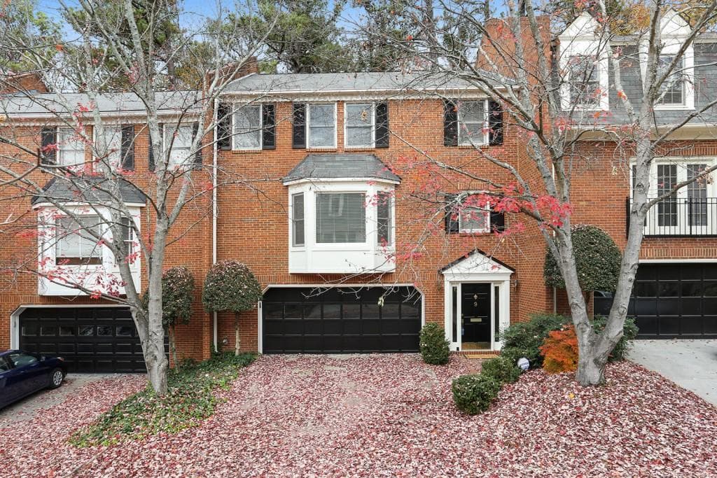 3 bedroom, 1,995 sq ft townhouse sold at 3873 Roswell Road 9, Atlanta, GA 30342