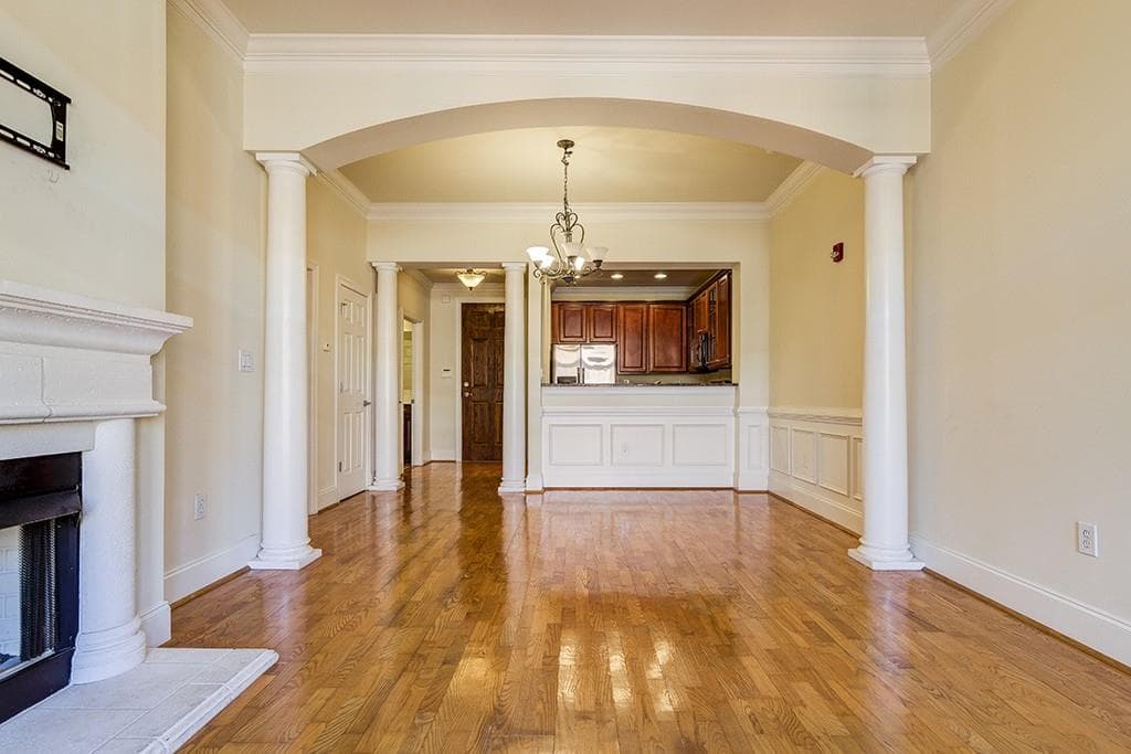 1 bedroom, 833 sq ft condominium sold at 560 Dutch Valley Road 406, Atlanta, GA 30324
