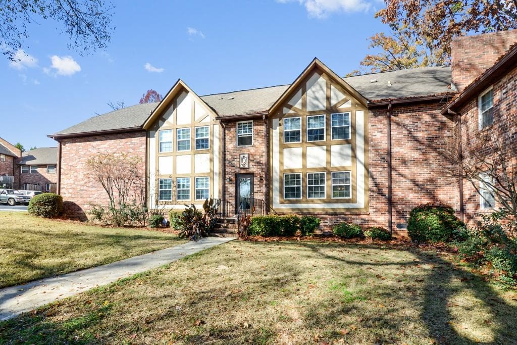 2 bedroom, 1,280 sq ft condominium sold at 2825 NE Expressway D2, Atlanta, GA 30345