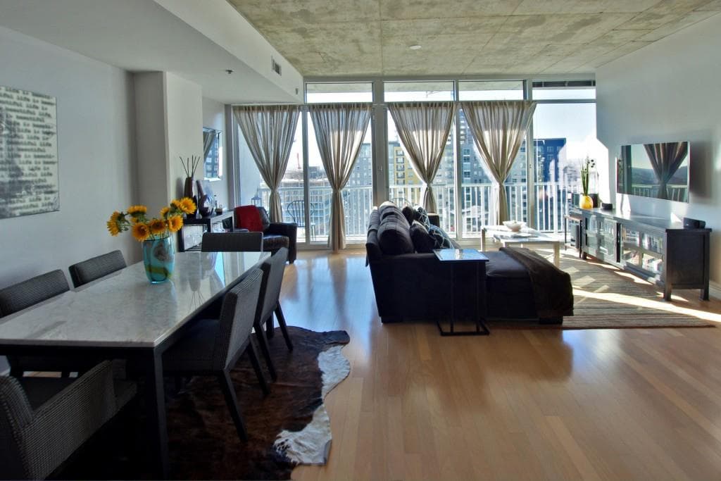 2 bedroom, 1,196 sq ft condominium sold at 950 W Peachtree Street 1814, Atlanta, GA 30309