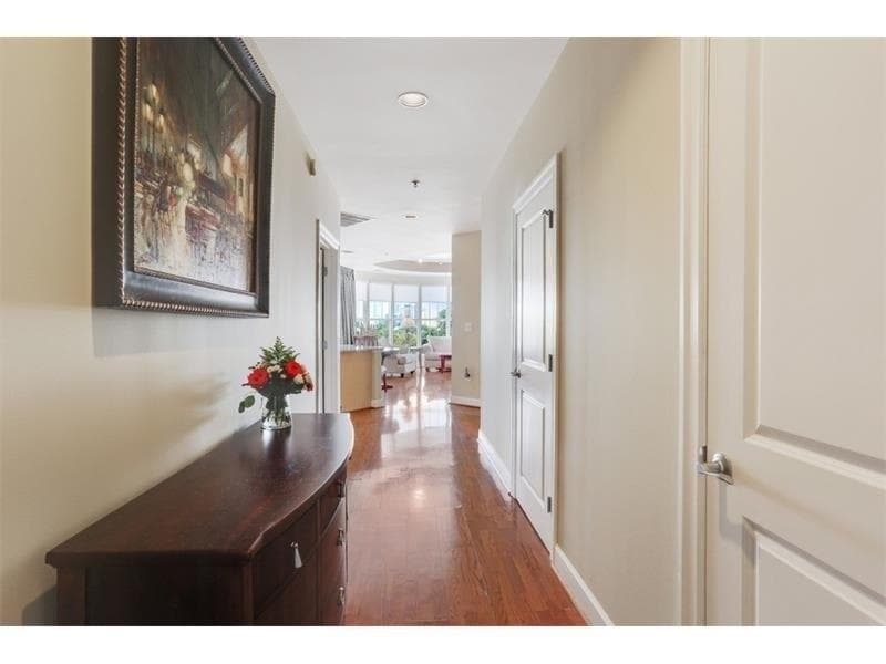 2 bedroom, 1,333 sq ft condominium sold at 325 E Paces Ferry Road 902, Atlanta, GA 30305