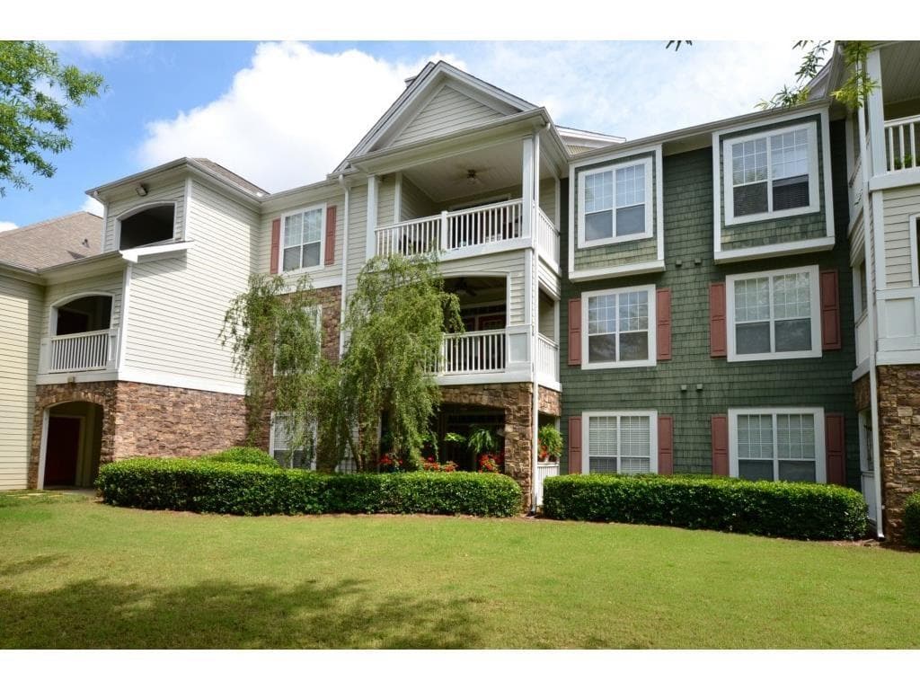 2 bedroom, 1,212 sq ft condominium sold at 325 Pembroke Circle 325, Alpharetta, GA 30004