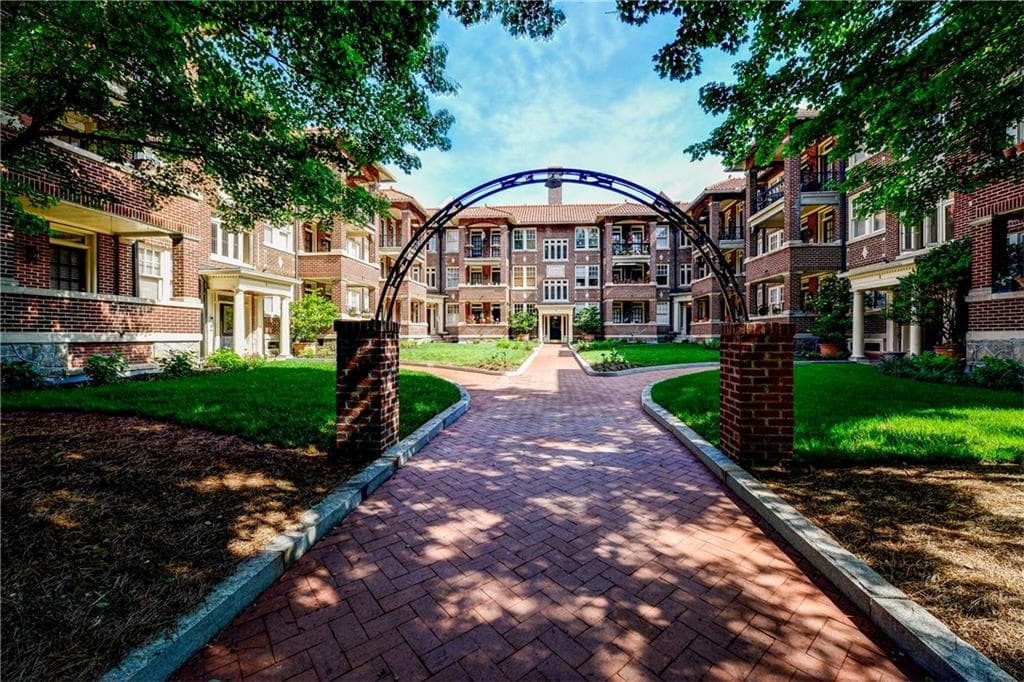 2 bedroom, 1,005 sq ft condominium sold at 198 Ponce de Leon Avenue E3, Atlanta, GA 30308