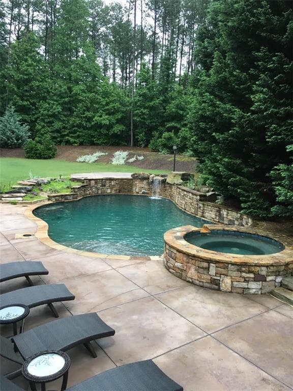 6 bedroom, 5,550 sq ft single family residence sold at 825 Barberry Drive, Alpharetta, GA 30004