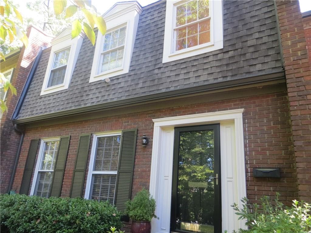 3 bedroom, 2,412 sq ft townhouse sold at 5219 Glenridge Drive, Atlanta, GA 30342