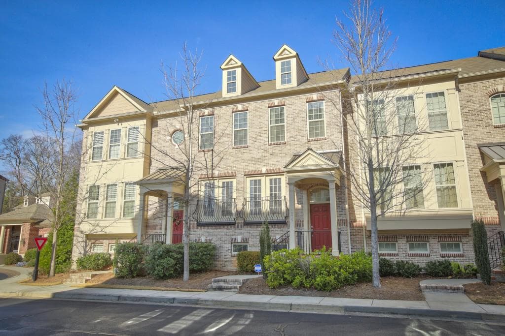 4 bedroom, 1,872 sq ft townhouse sold at 1075 E Paces Lane, Atlanta, GA 30326