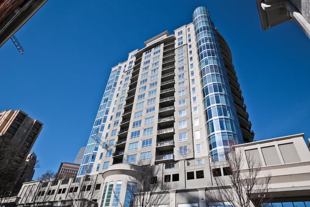 1 bedroom, 989 sq ft condominium sold at 222 12th Street 2001, Atlanta, GA 30309
