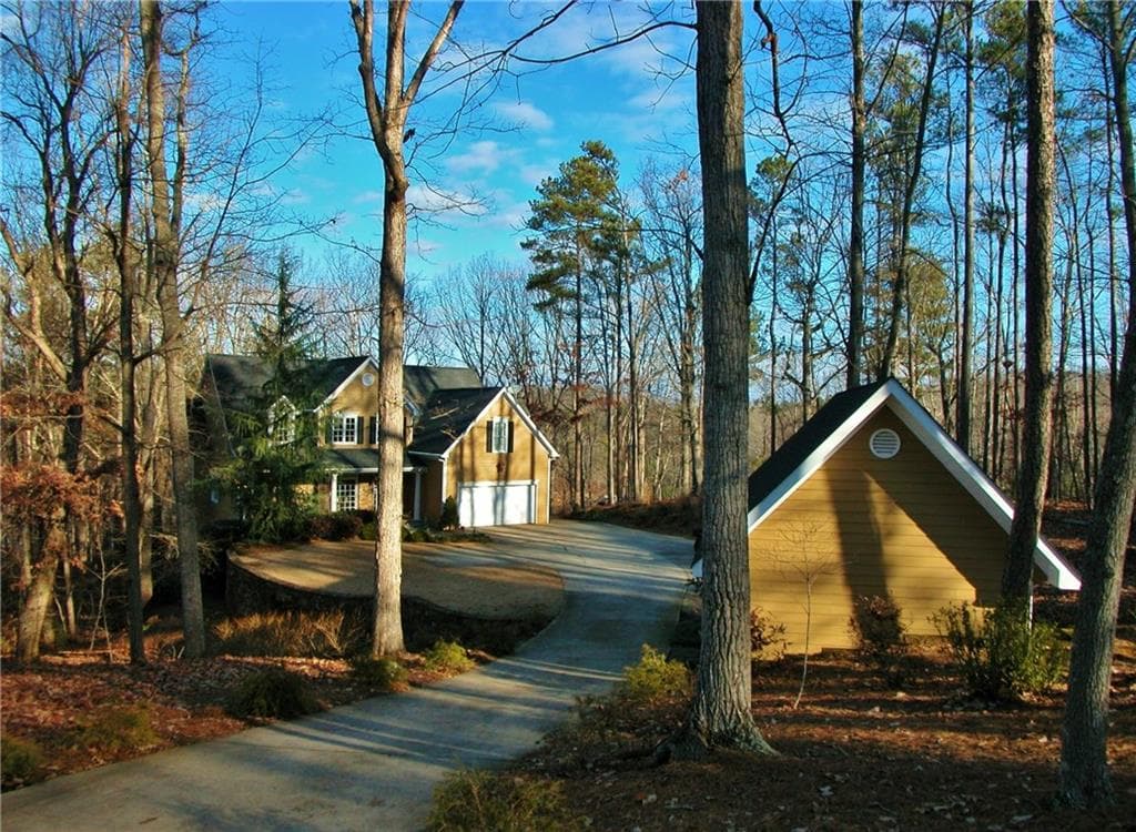 3 bedroom, 2,369 sq ft single family residence sold at 5260 Trudy Circle, Gainesville, GA 30504