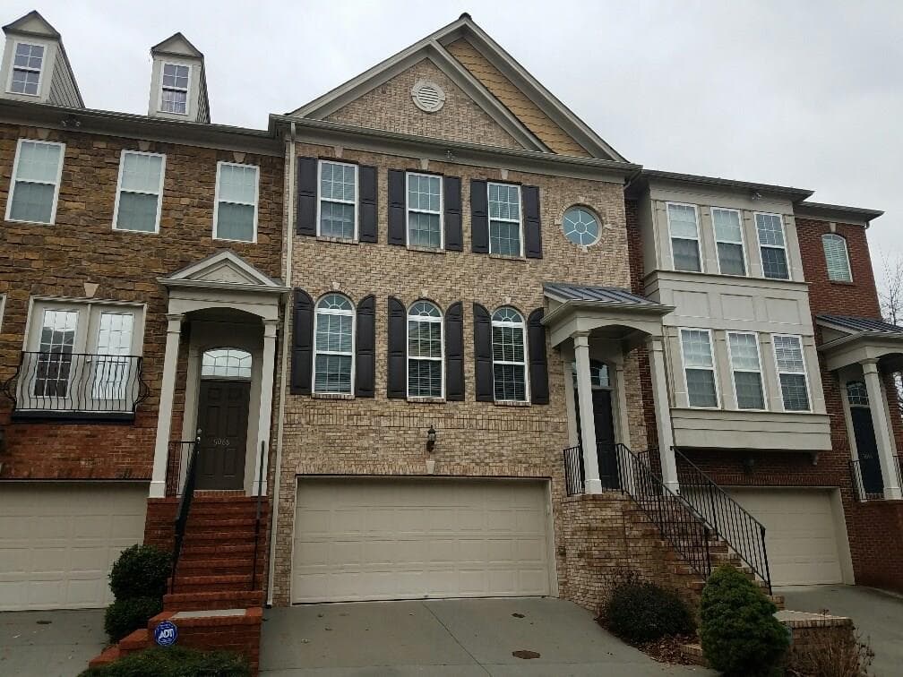 3 bedroom, 2,352 sq ft townhouse sold at 5062 Leeshire Trail 7013, Atlanta, GA 30339