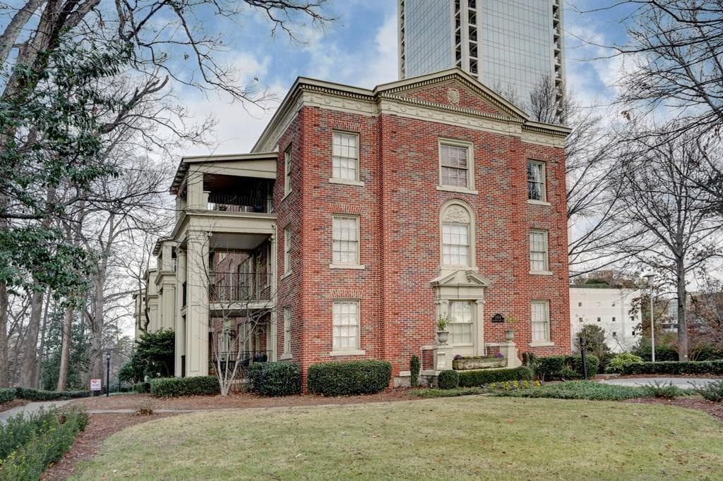 2 bedroom, 1,020 sq ft condominium sold at 2814 Peachtree Road 12, Atlanta, GA 30305