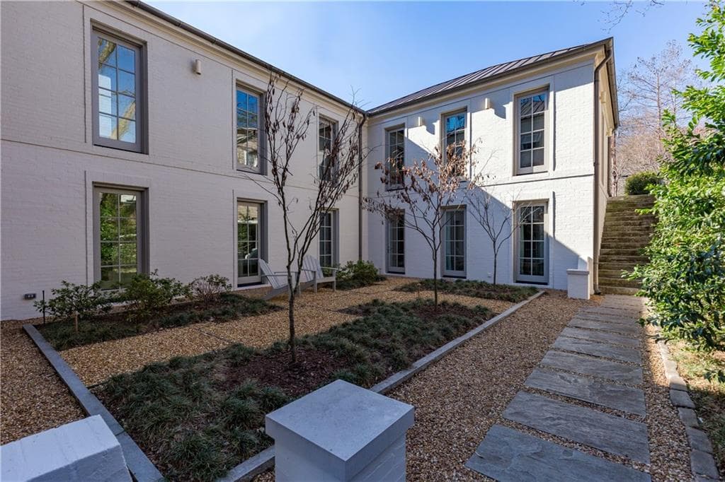 3 bedroom, 3,800 sq ft single family residence sold at 2595 Brookwood Drive, Atlanta, GA 30305