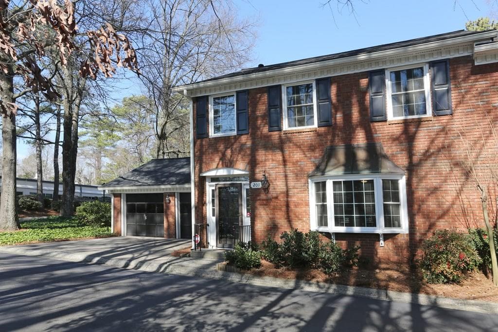 201 Dunwoody Chace, Sandy Springs, GA 30328 — most recent listing photo
