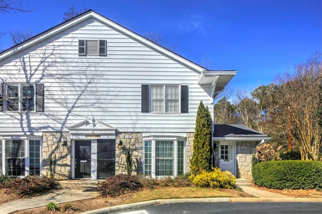 2 bedroom townhouse sold at 136 Peachtree Memorial Drive IH8, Atlanta, GA 30309