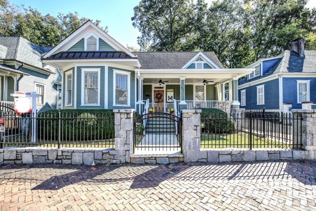 4 bedroom, 2,434 sq ft single family residence sold at 827 Lake Avenue, Atlanta, GA 30307