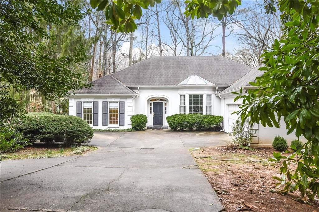 3 bedroom, 2,782 sq ft single family residence sold at 3376 W Paces Ferry Court, Atlanta, GA 30327