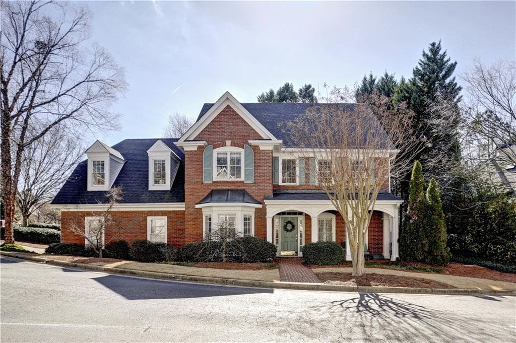 3 bedroom, 2,730 sq ft single family residence sold at 4120 Paran Pointe Drive, Atlanta, GA 30327