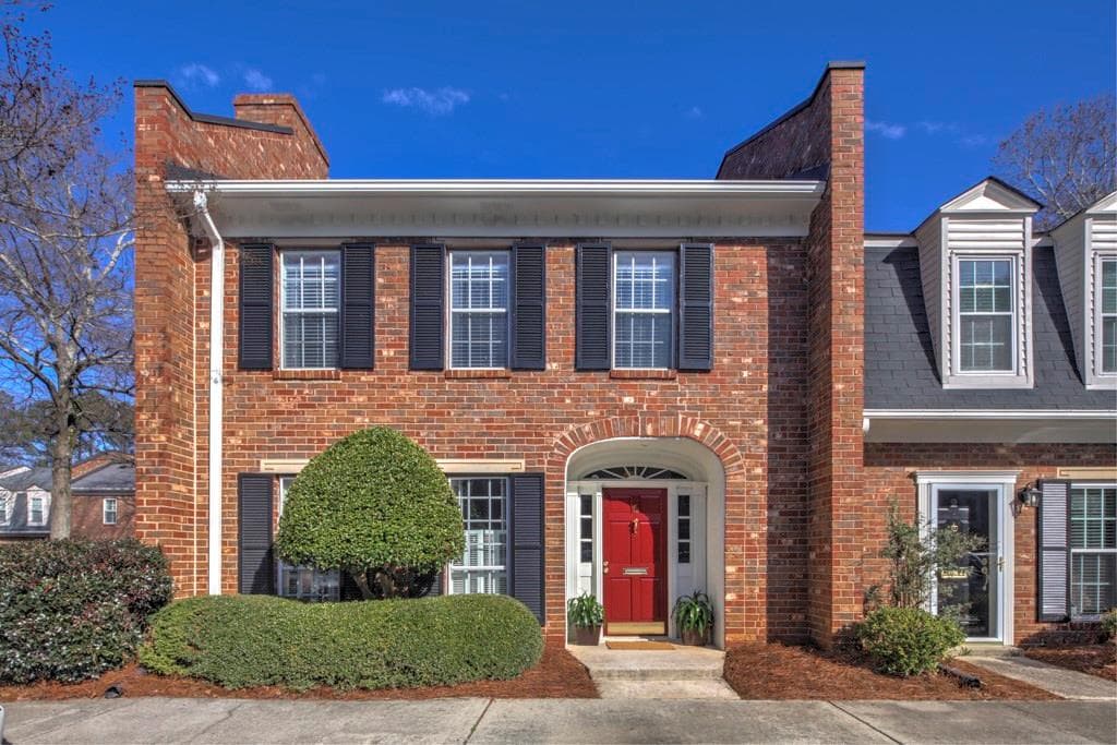 3 bedroom, 1,560 sq ft condominium sold at 1 Walnut Hill Place, Atlanta, GA 30318