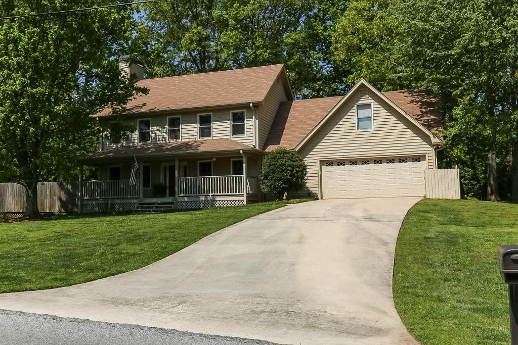 4 bedroom, 2,453 sq ft single family residence sold at 3911 Summit Chase, Gainesville, GA 30506