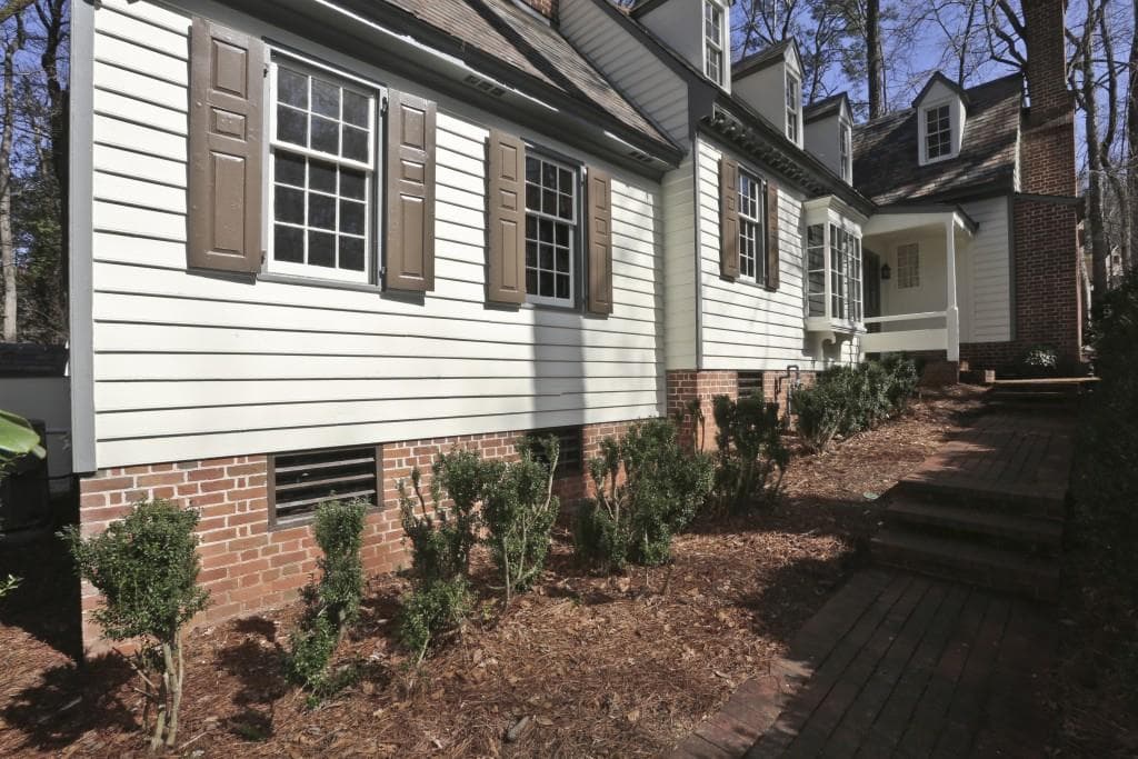 4 bedroom, 2,300 sq ft single family residence sold at 1215 E Beechwood Drive, Atlanta, GA 30327