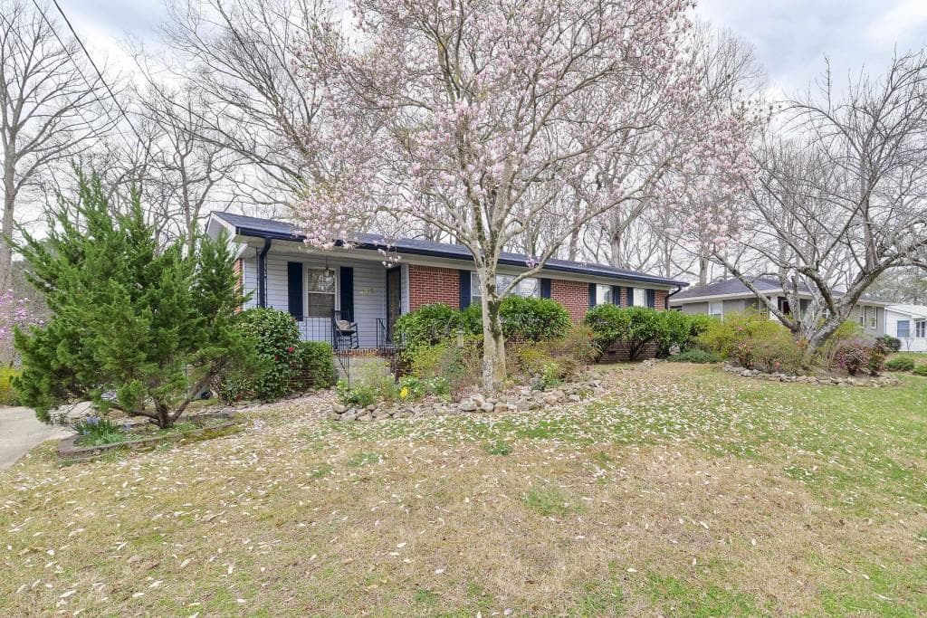 3 bedroom, 1,500 sq ft single family residence sold at 746 Powder Springs Street, Smyrna, GA 30080