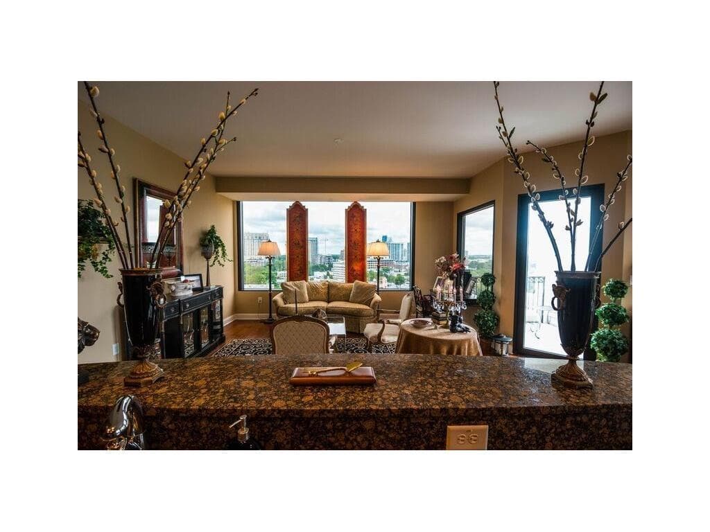 2 bedroom, 1,371 sq ft condominium sold at 2828 Peachtree Road 1702, Atlanta, GA 30305