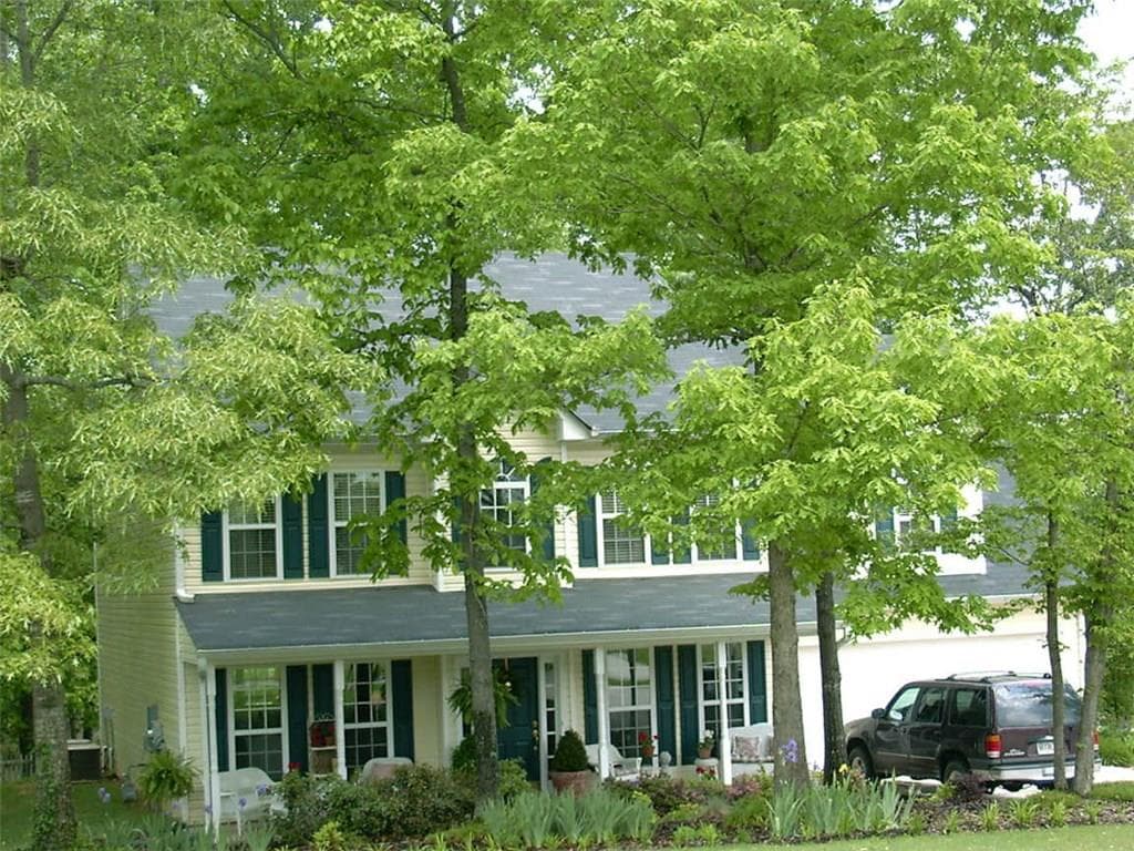 3 bedroom, 2,210 sq ft single family residence sold at 6520 Glen Pond Trace, Cumming, GA 30028