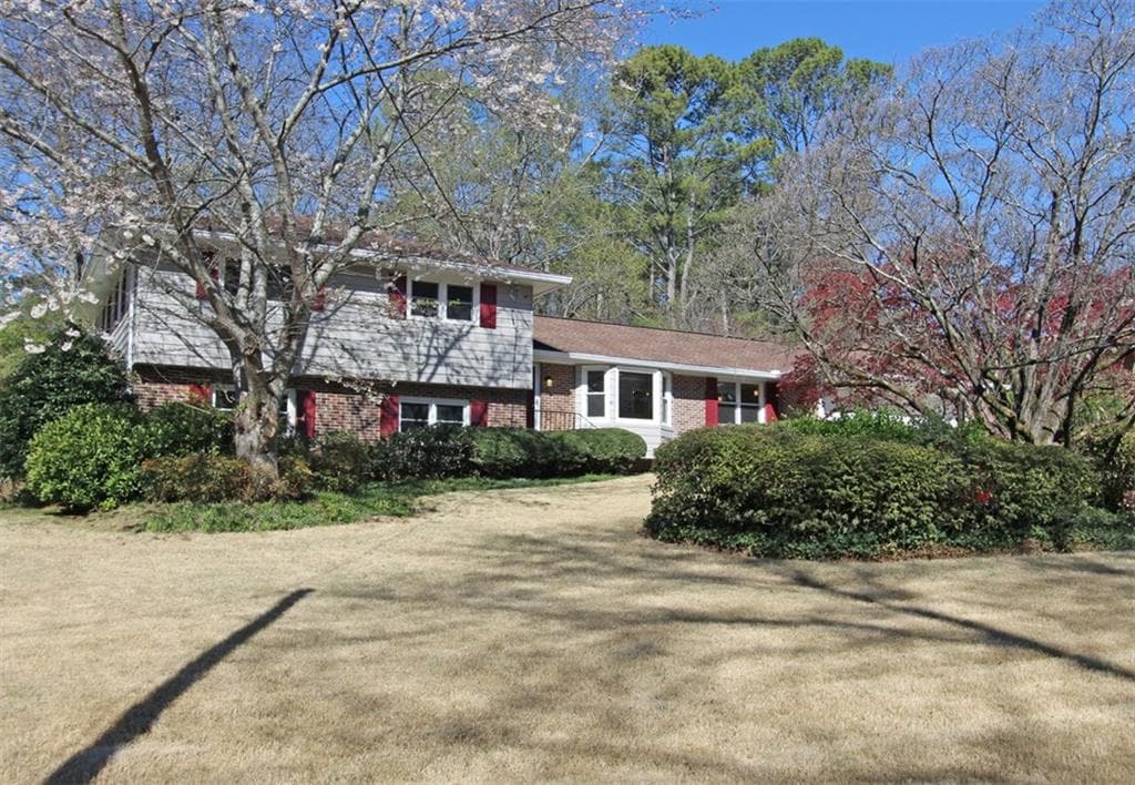4 bedroom, 2,621 sq ft single family residence sold at 2932 Thornbriar Road, Atlanta, GA 30340