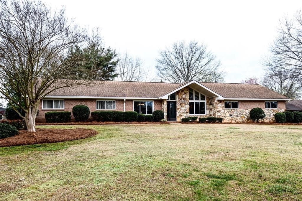 3 bedroom, 2,080 sq ft single family residence sold at 405 Saddle Lake Drive, Roswell, GA 30076