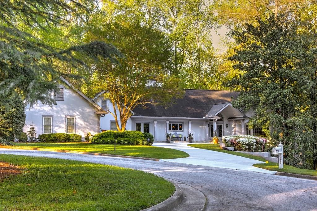 5 bedroom, 4,309 sq ft single family residence sold at 3370 Valley Circle, Atlanta, GA 30305