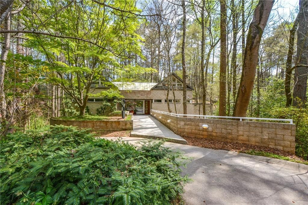 4 bedroom, 3,794 sq ft single family residence sold at 1141 Biltmore Drive, Atlanta, GA 30329