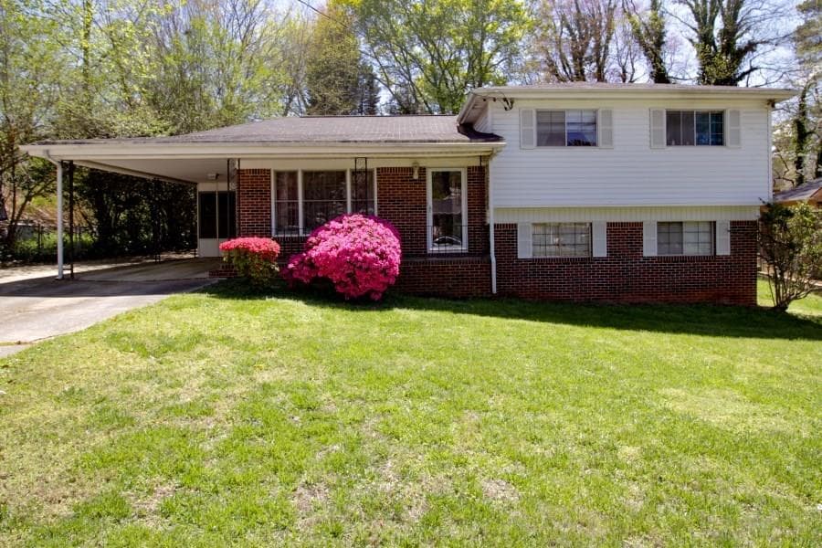 5 bedroom, 1,096 sq ft single family residence sold at 3212 Amhurst Drive, Atlanta, GA 30318